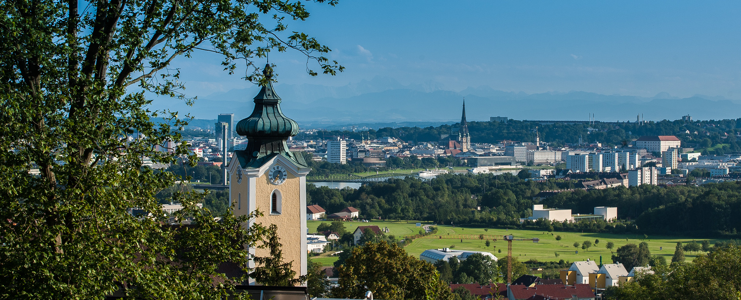 Pfarrkirche St. Magdalena mit Blick über Linz